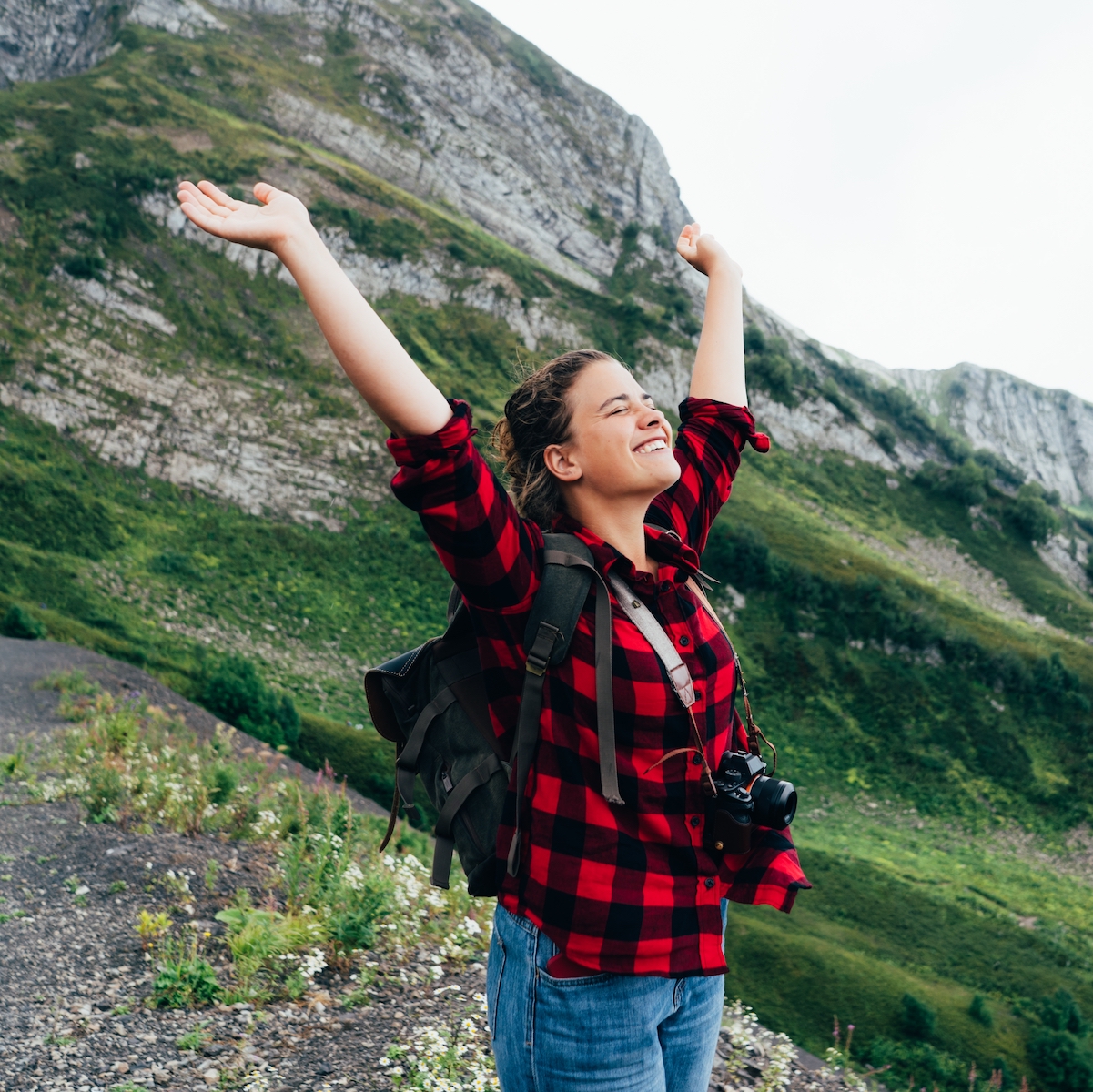 -dts student girl worships God on mountain